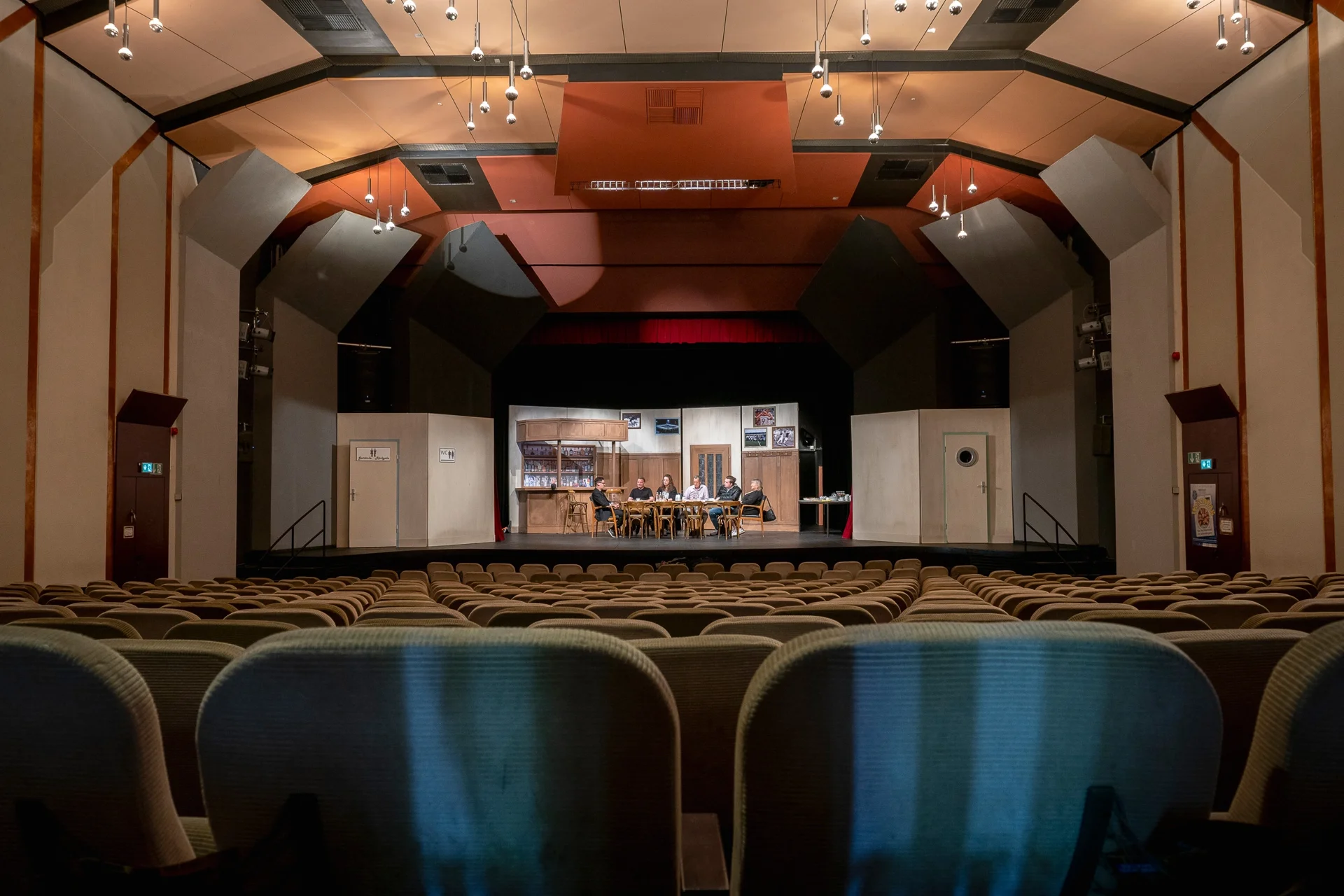Blick durch den Theatersaal zur Bühne des Mondpalasts